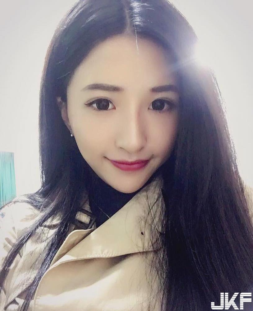 极限超薄！台北信义区惊见「极品美乳妹」魔鬼身材「卖保险套」引14万人追踪(21)