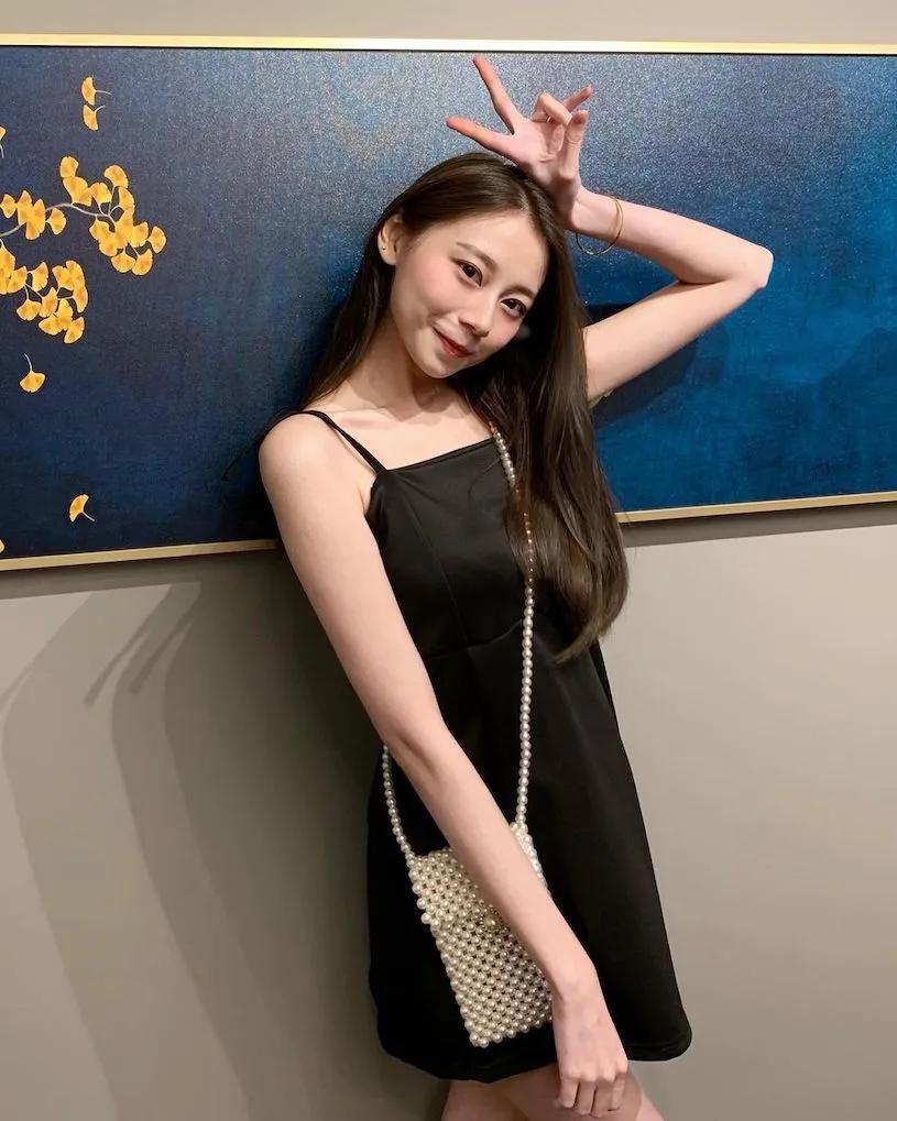 偶遇逛超市的「白皙美背正妹」，IG拿榴梿拍照「火辣曲线爆红」！(13)