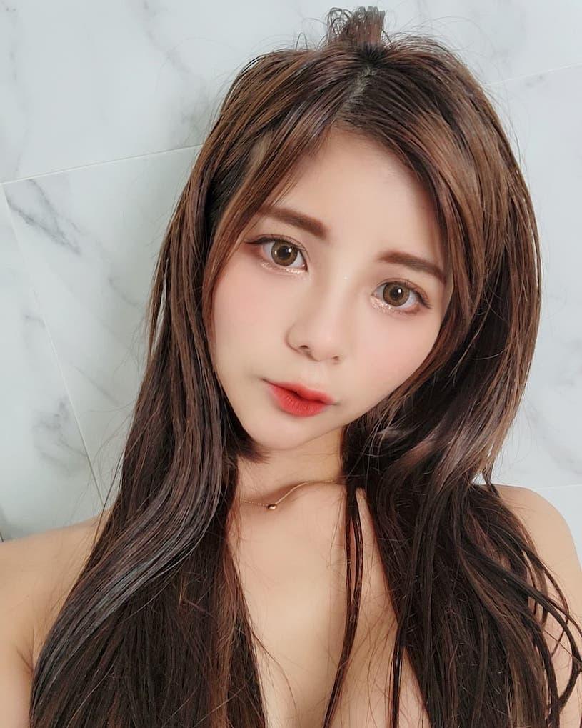 正妹「小米恩Mina」低胸辣照好吸睛，「童颜脸蛋」表情超无辜！-小湿妹图(6)