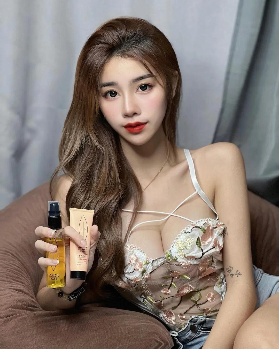 大马「极品天菜」海岸线玩沙，「销魂细腰顶嫩乳」隽永画面太撩人-小湿妹图(15)