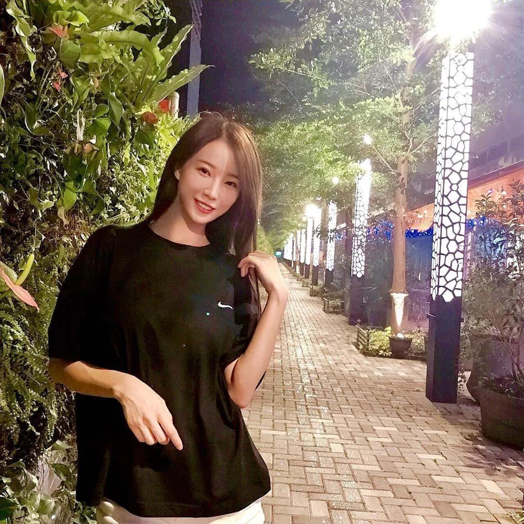 人美心也美！宠物照护师「杨思原Lia」甜美笑容下的修长美腿，逆天比例连上天都眷顾！(5)