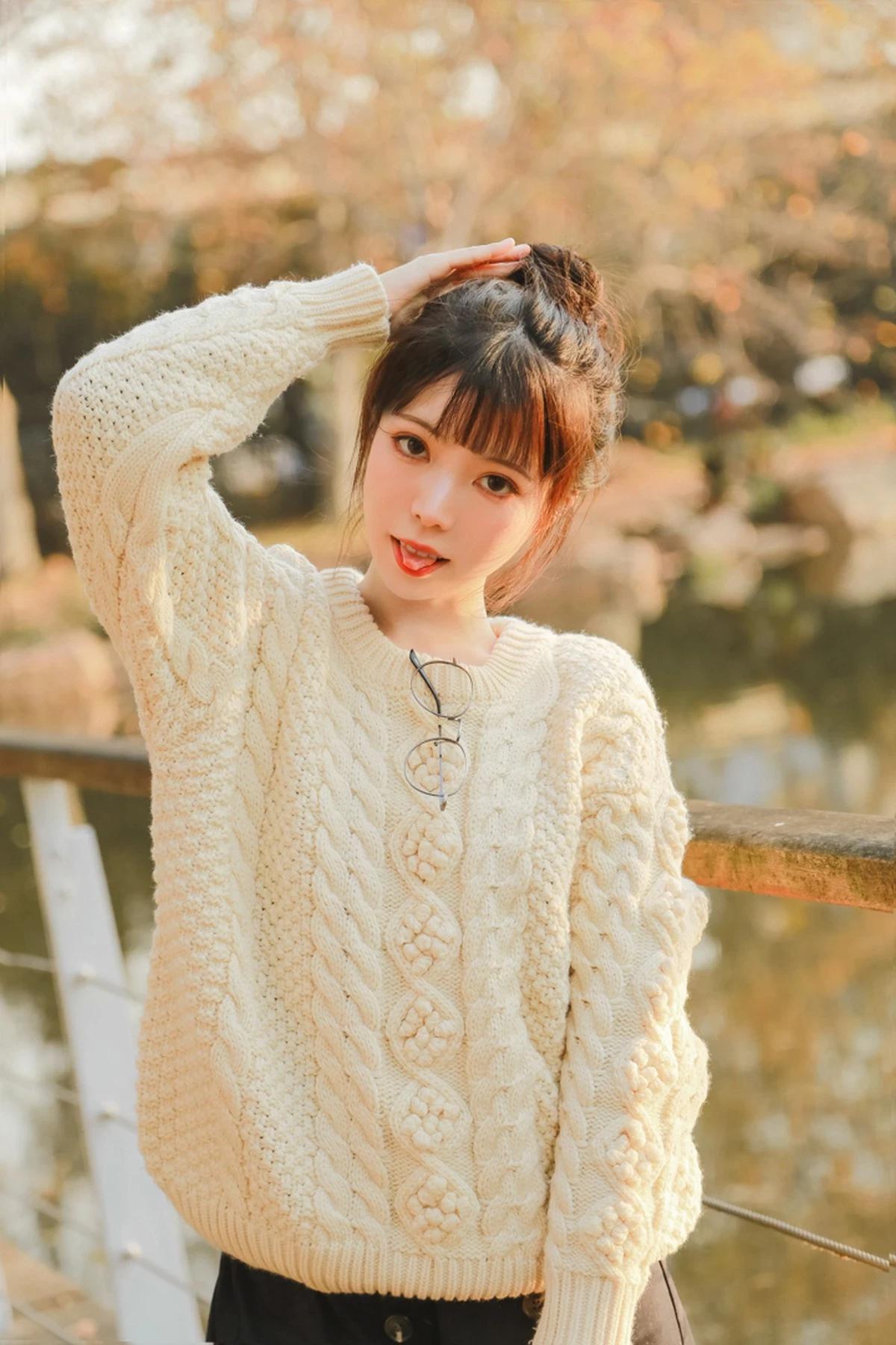 微博妹子Fushii_海堂秋日女友主題戶外楓林樹下白色毛衣配黑短裙清爽迷人寫真31P(13)