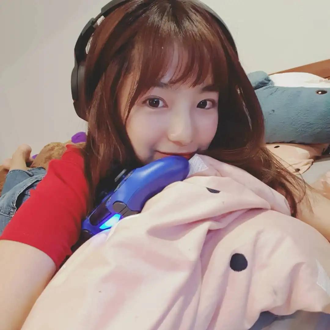 贝莉莓 两颗完美大奶球网友看呆：真的4极品！(2)