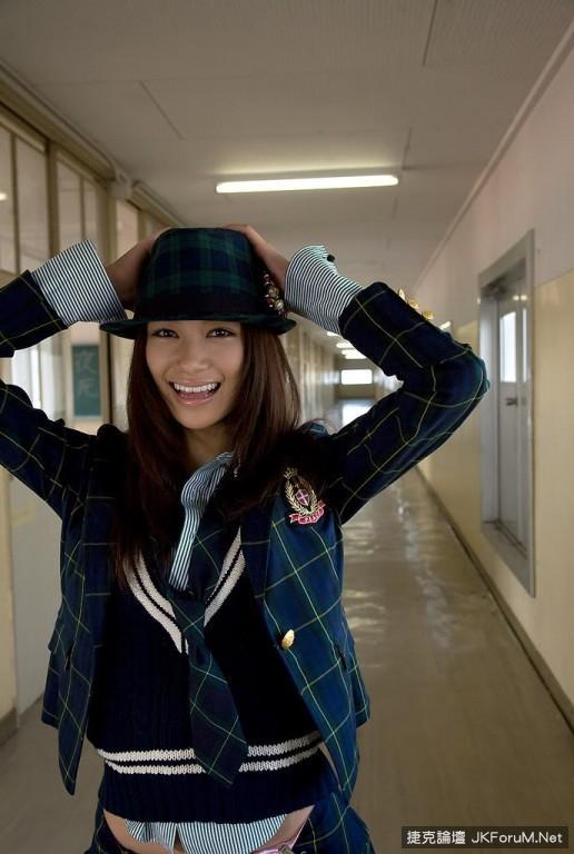 制服学生妹身材一流教室各种姿势大玩诱惑(1)