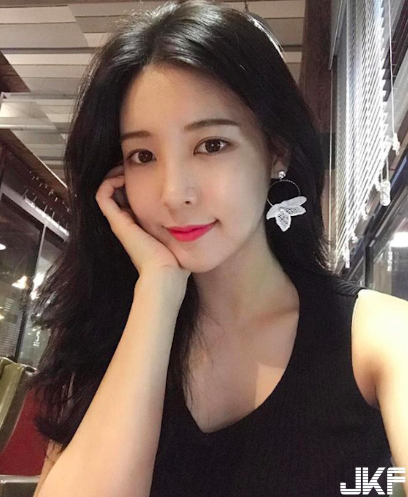 反差好大！花艺老师私下是「钢管爱好者」，「一字马倒奶」真的辣翻了！(8)