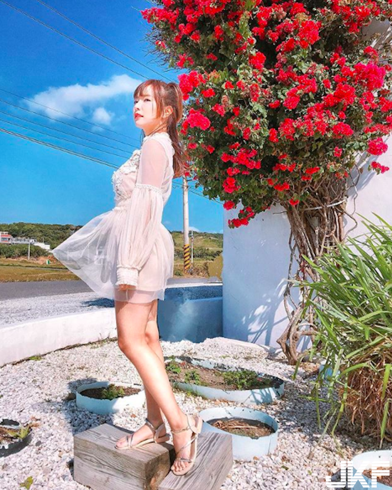 阳光和你都美～「正妹啦啦队员苡萱」紧身背心小露深沟，火辣身材不愧有在运动～-小湿妹图(13)