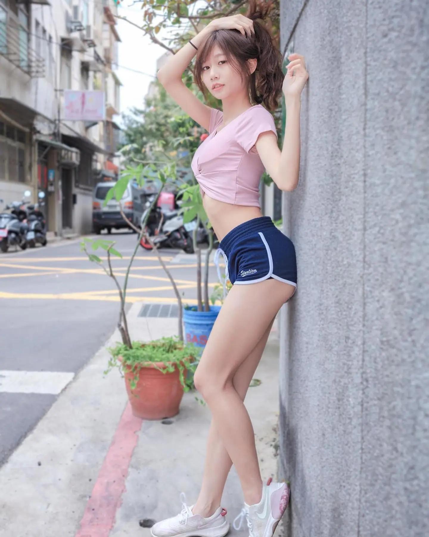 最萌幼儿园老师「朵莉」美腿曲线让所有人秒杀！「童颜脸蛋」太精致(2)