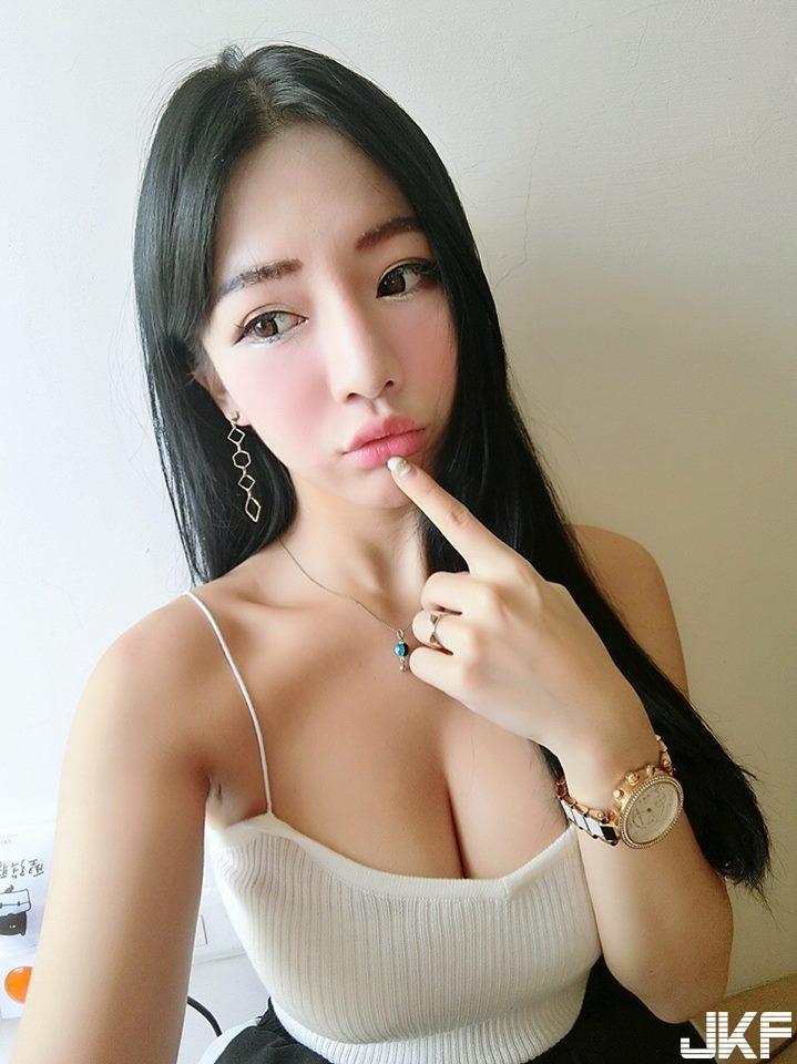 啤酒节现场「爆奶女模」引话题！上衣明显挤爆，双峰「呼之欲出」让人看昏头了！(6)