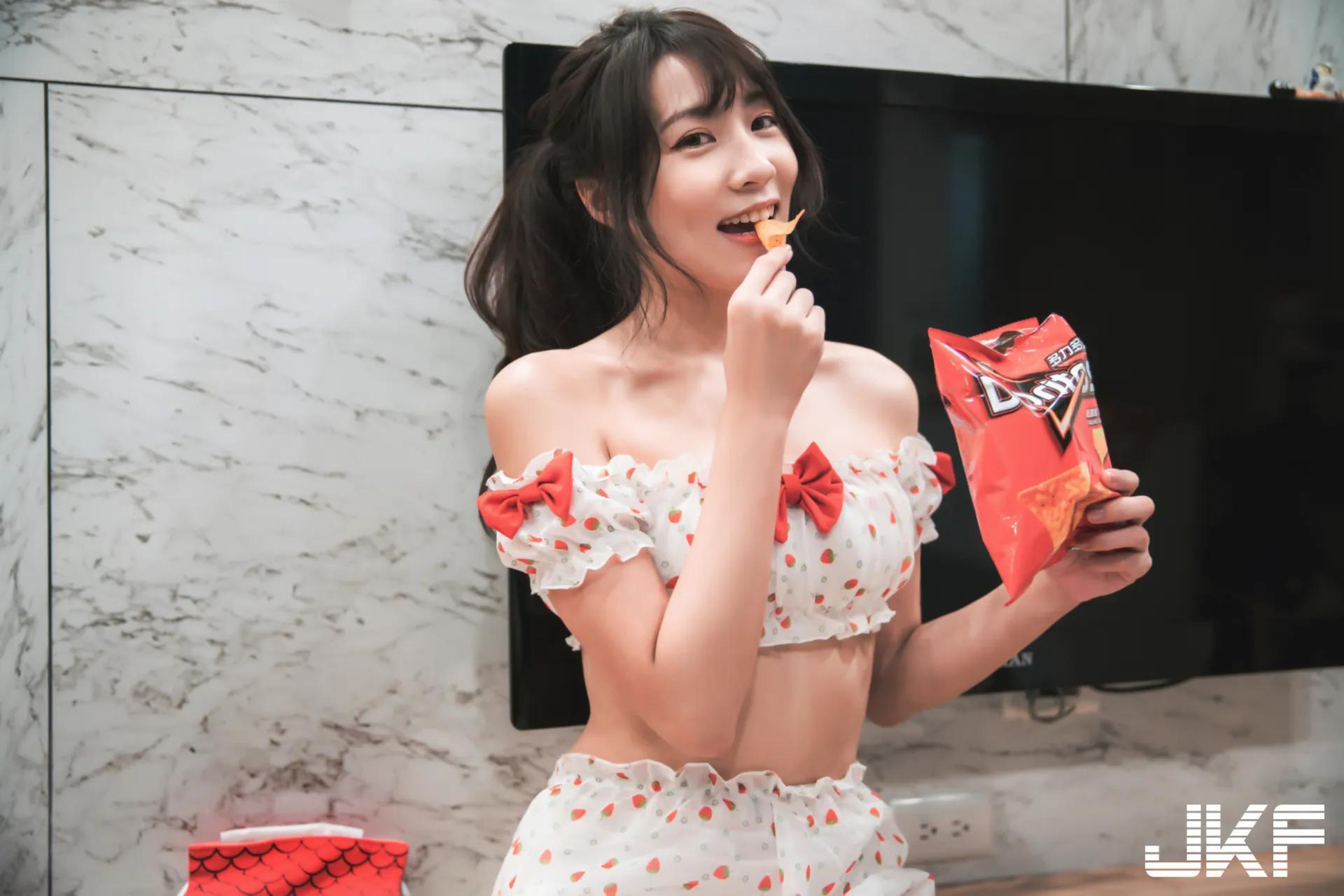 恋爱系美少女「Luna」笑起来好甜！在家感受浪漫粉红泡泡(39)