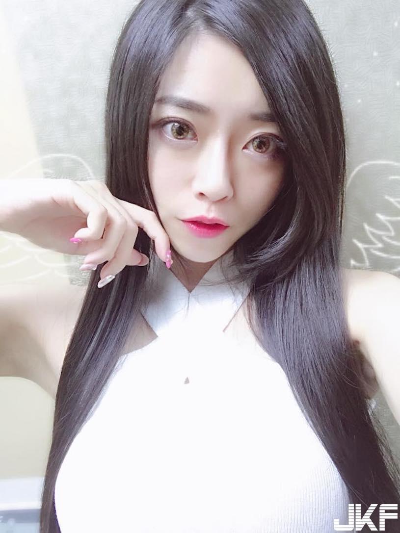 火辣女仆「美乳辣翻」！红色马甲衣挑逗到不行！(2)