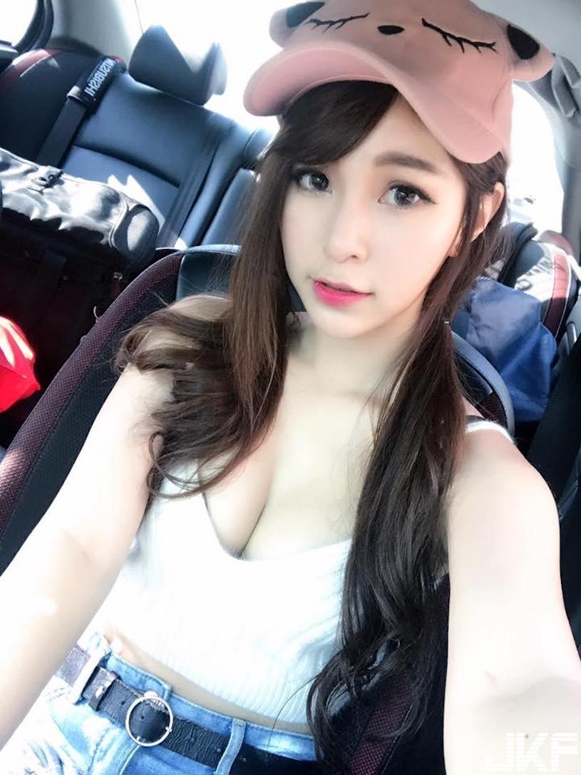 好辣喔！「长腿睡美人」性感自拍，傲人深沟看了超心动！-小湿妹图