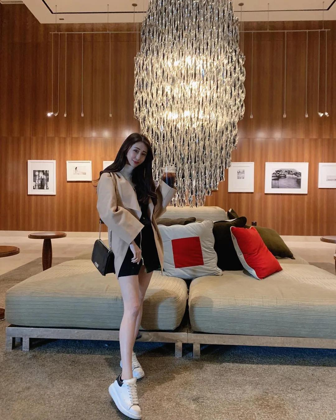 看起来气质满满其实是位形象端庄的礼生，同时也是「性感舞者」、「接待 SG」(10)