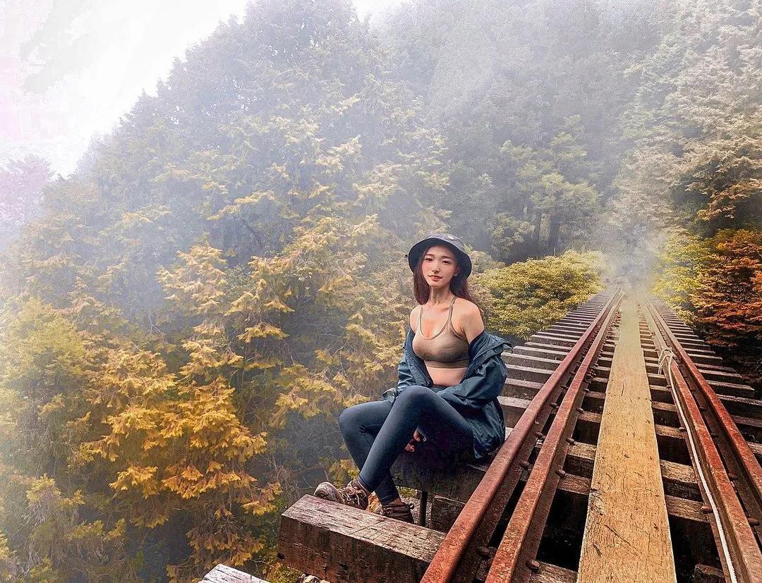 「Zona」山温泉中泡「性感蜜臀」，销魂曲线比秘境还壮观(21)