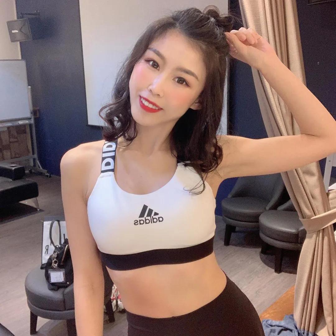 正能量爆表！人气健妞「Vivian Hou」清甜笑容太迷人，邪恶的饱满双峰更振奋人心！-小湿妹图(2)
