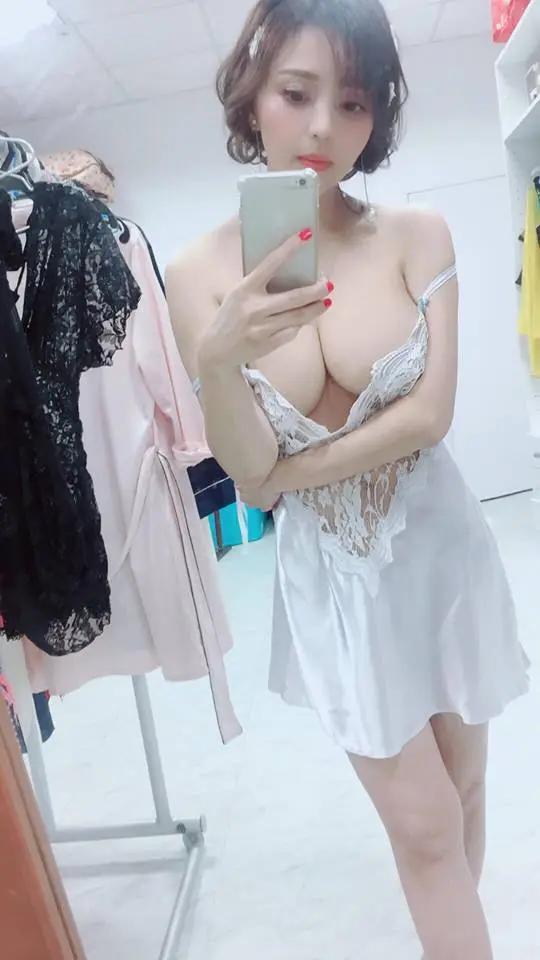 肩带也Hold不住！「金莉娜Lena」大方狂晒Ｅ级丰满雪奶，呼之欲出让男粉亢奋得心超痒！(22)