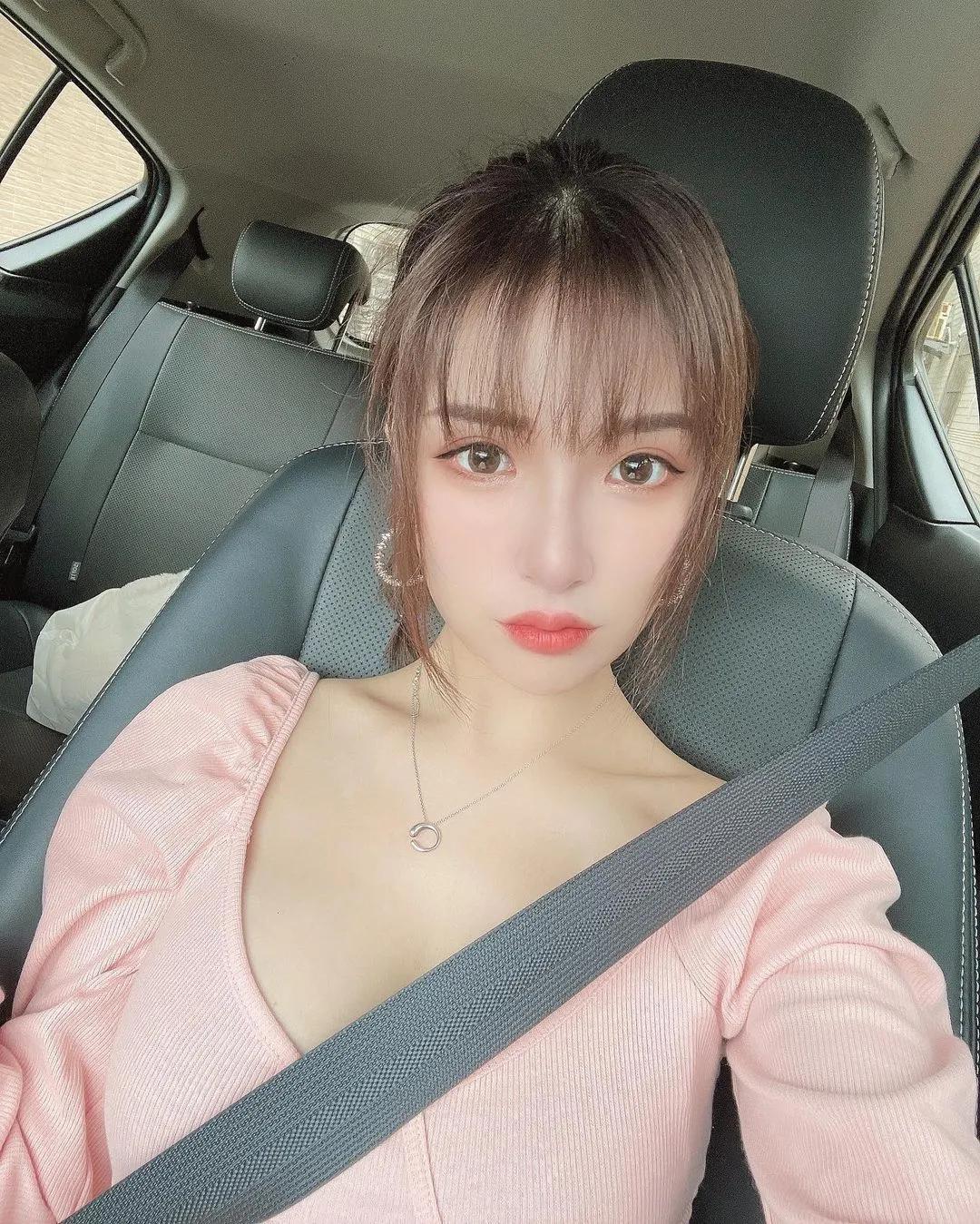 九份老街出现「粉衣美乳妹」，窈窕小蛮腰太吸睛，好想请她喝杯茶～-小湿妹图(4)