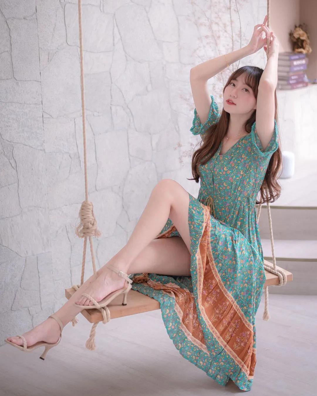 高颜值妹子「柔柔JOJO」露出白嫩美腿...穿上黑丝百看不厌(1)