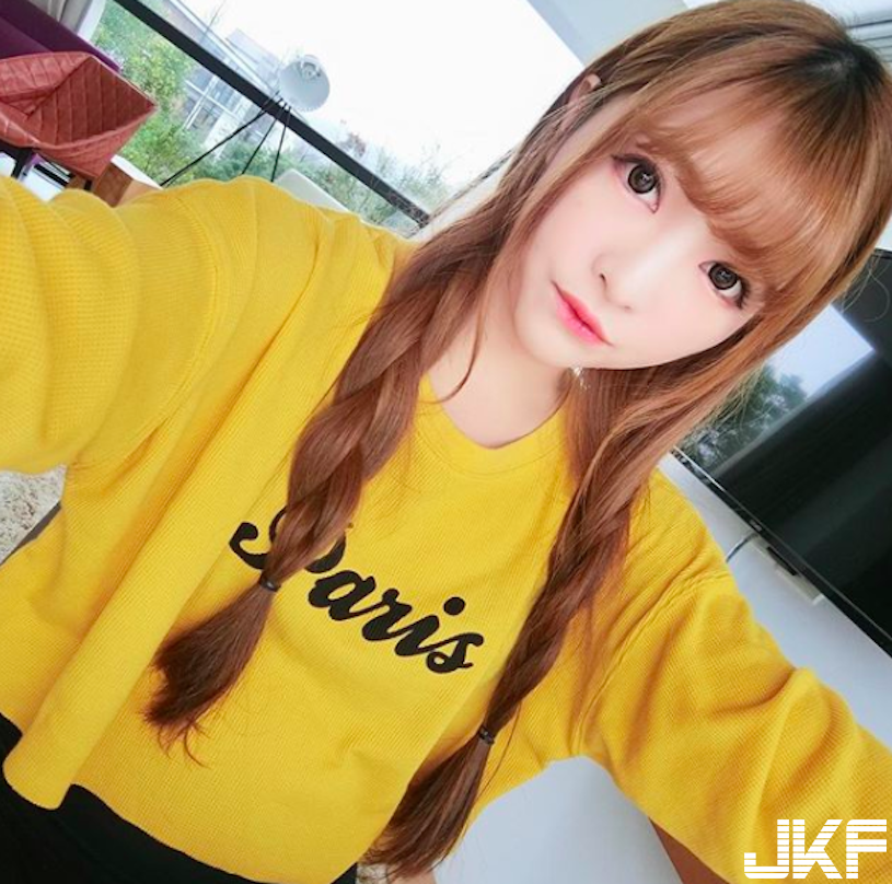 甜美麻豆「性感酥胸太诱人」，赛车场火辣打扮也超杀的！-小湿妹图(13)