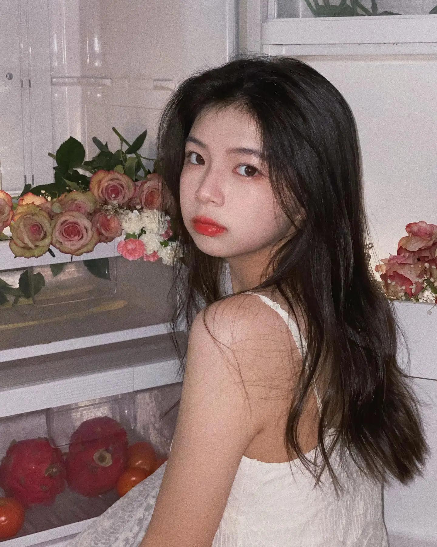 口罩妹小露香肩引爆全网肉搜　本尊亲自现身开门…可甜可欲美照海量曝光(20)