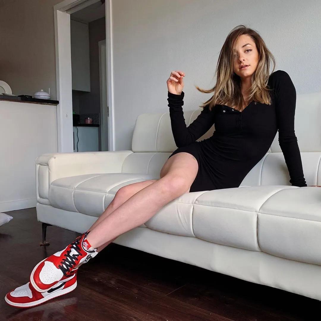 妹子领口大开散发「浓醇奶香」　双肉球「软嫩Q弹」一看就知道手感好-小湿妹图