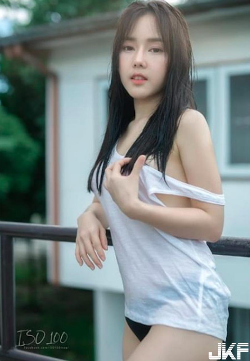 衣服不小心滑落！清纯妹子「浑圆酥胸」被看光光，鼻血要狂喷了！(7)