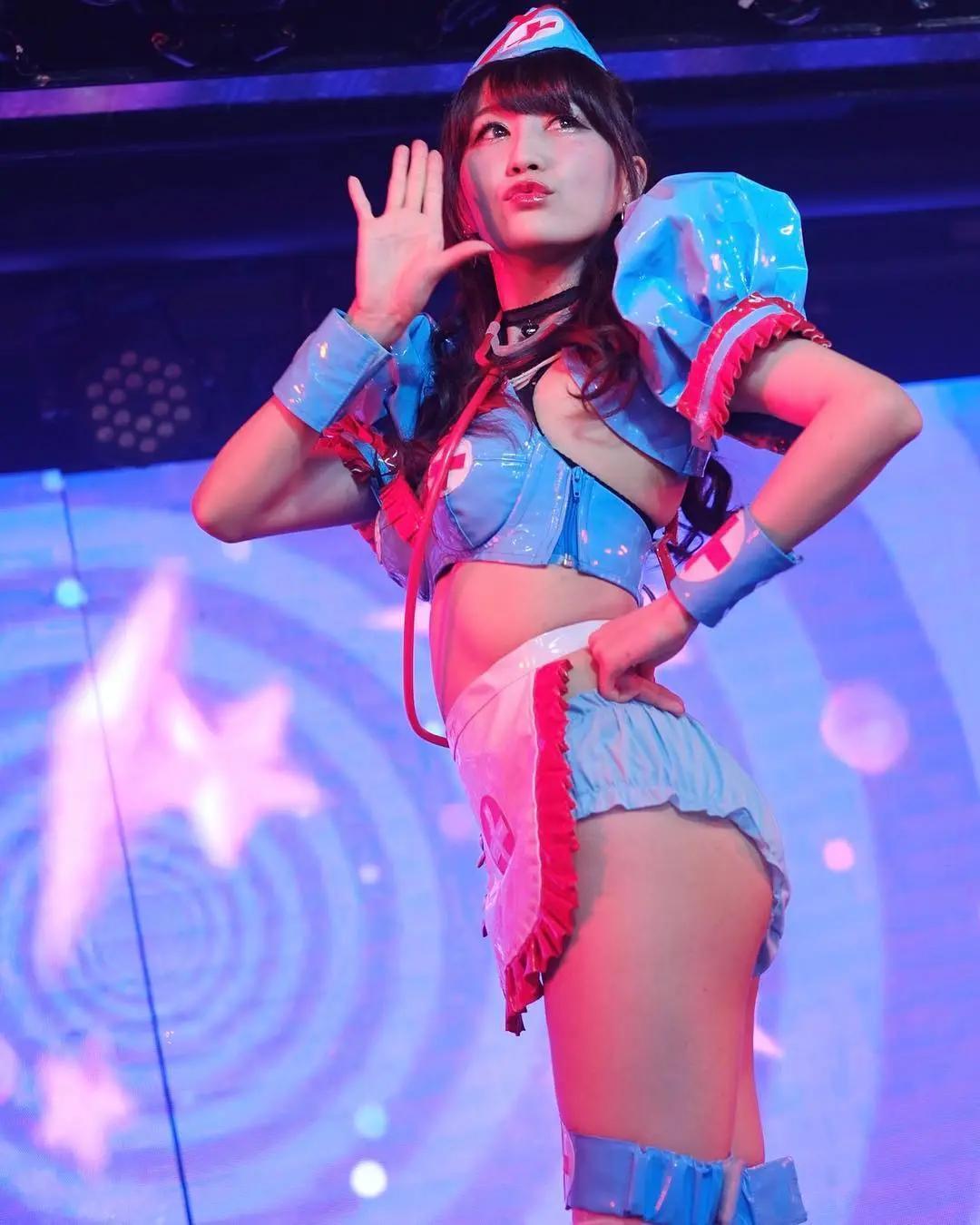 舞娘俱乐部！火辣Dancer「Michiru」舞动性感曲线　胸前被观众塞满钞票-小湿妹图(6)