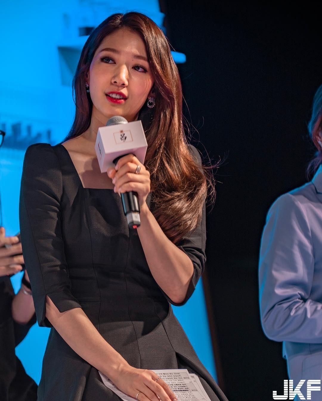 质感美女的下午茶时光，慵懒露出「白嫩长腿」令人无法抗拒～(17)