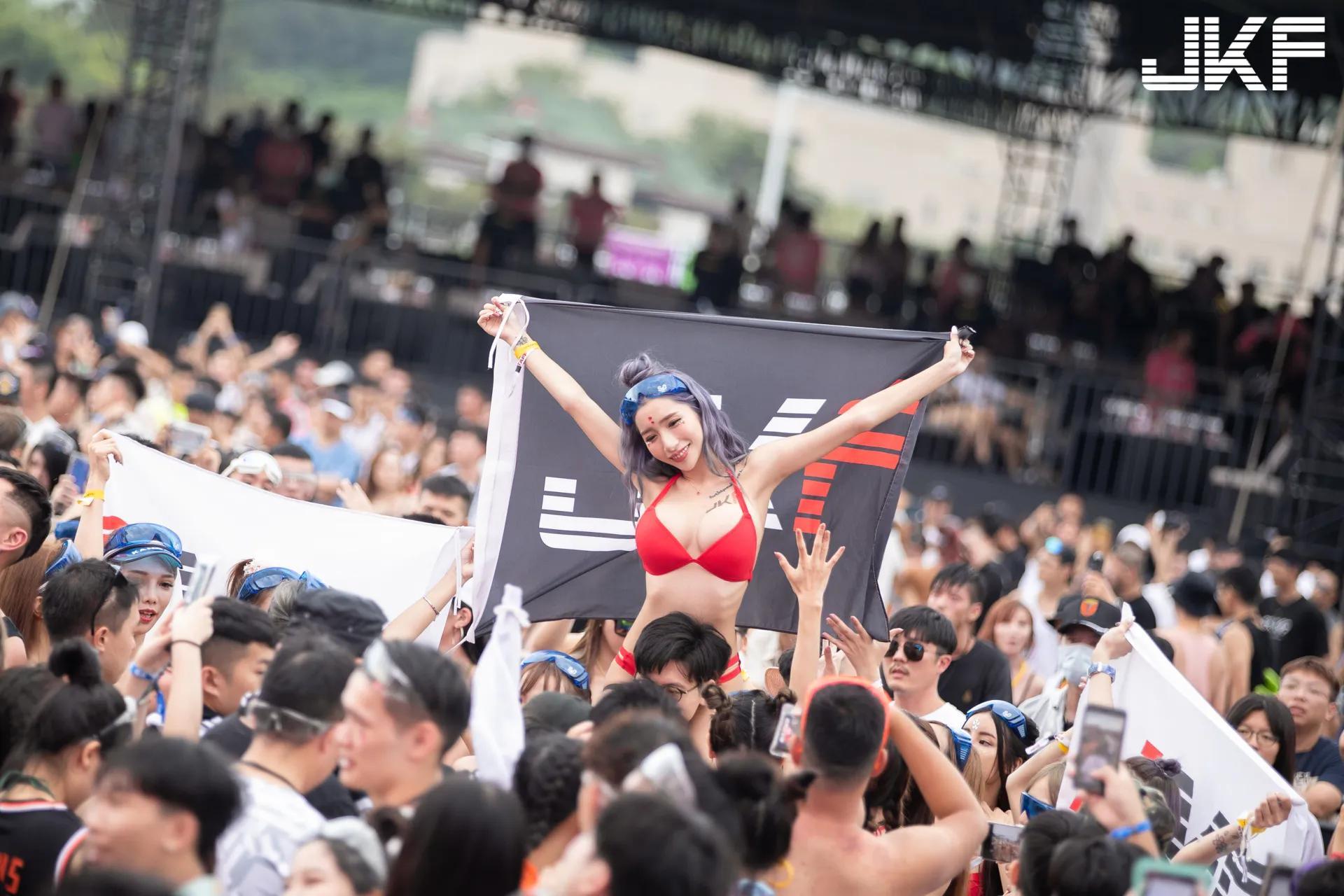 勾儿  「傲人双峰」实在太美！一览无遗(17)