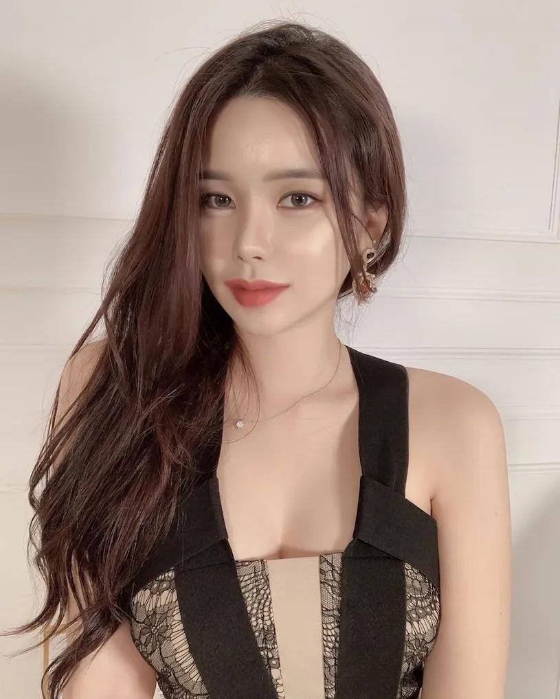 长发丰满美乳正妹「曲线好优」，饱满低胸画面太撩人！-小湿妹图(9)