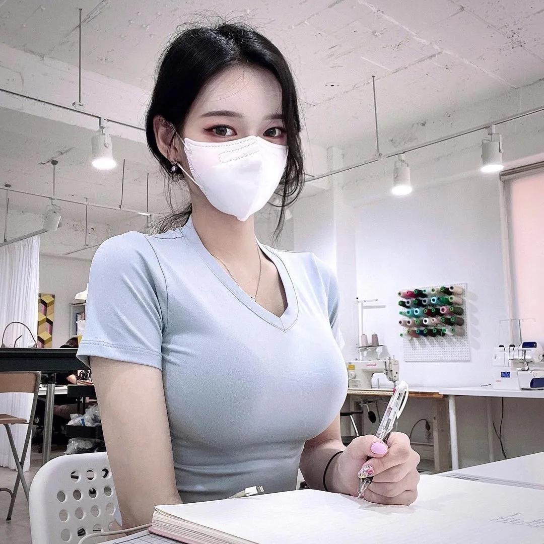 光看就想买爆！「巨乳正妹女业务」Ｓ曲线超凶猛，翘臀美腿蚂蚁腰都好犯规！(4)