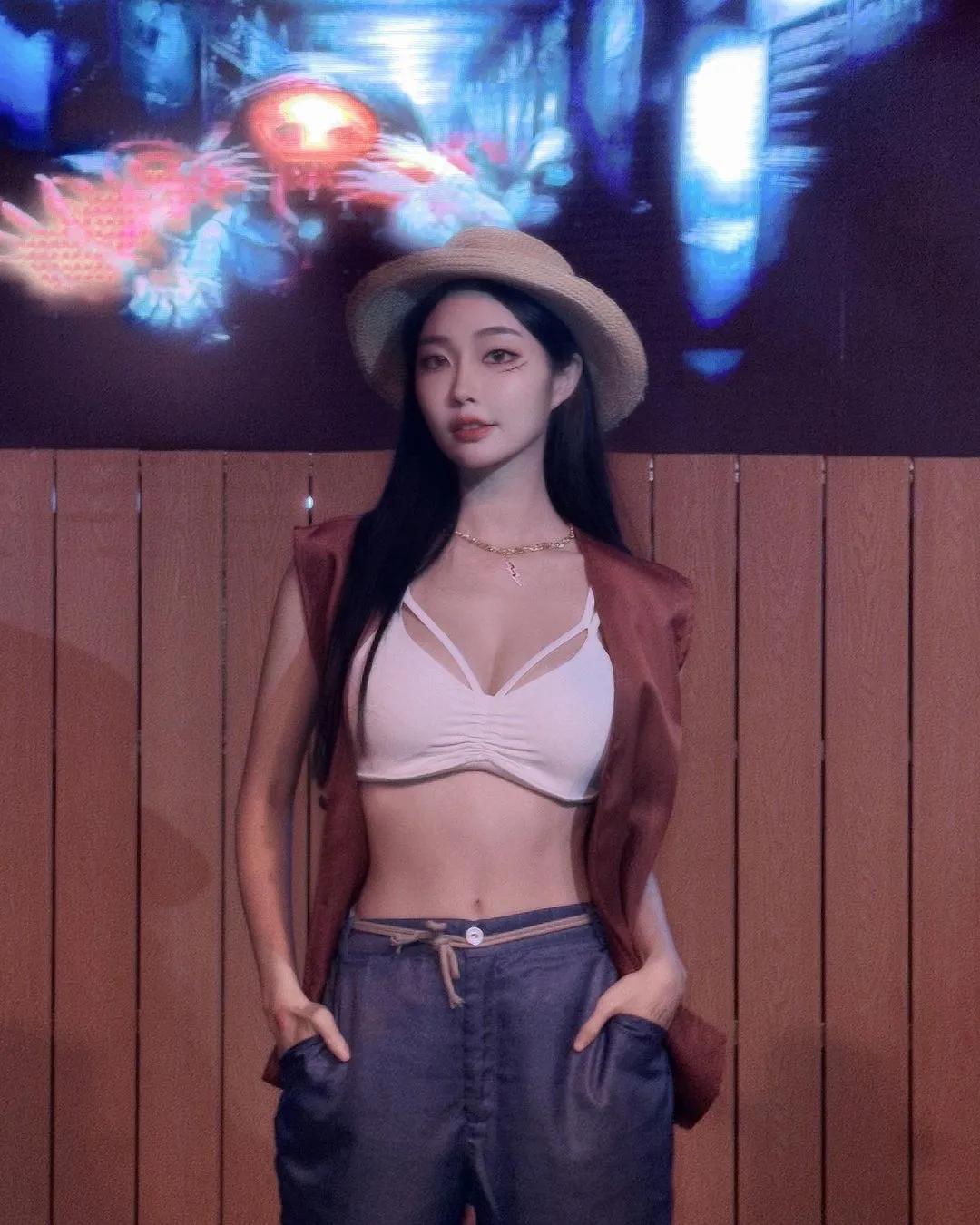 女神「Rubis上晏」展现饱满好身材 事业线霸气外露(14)