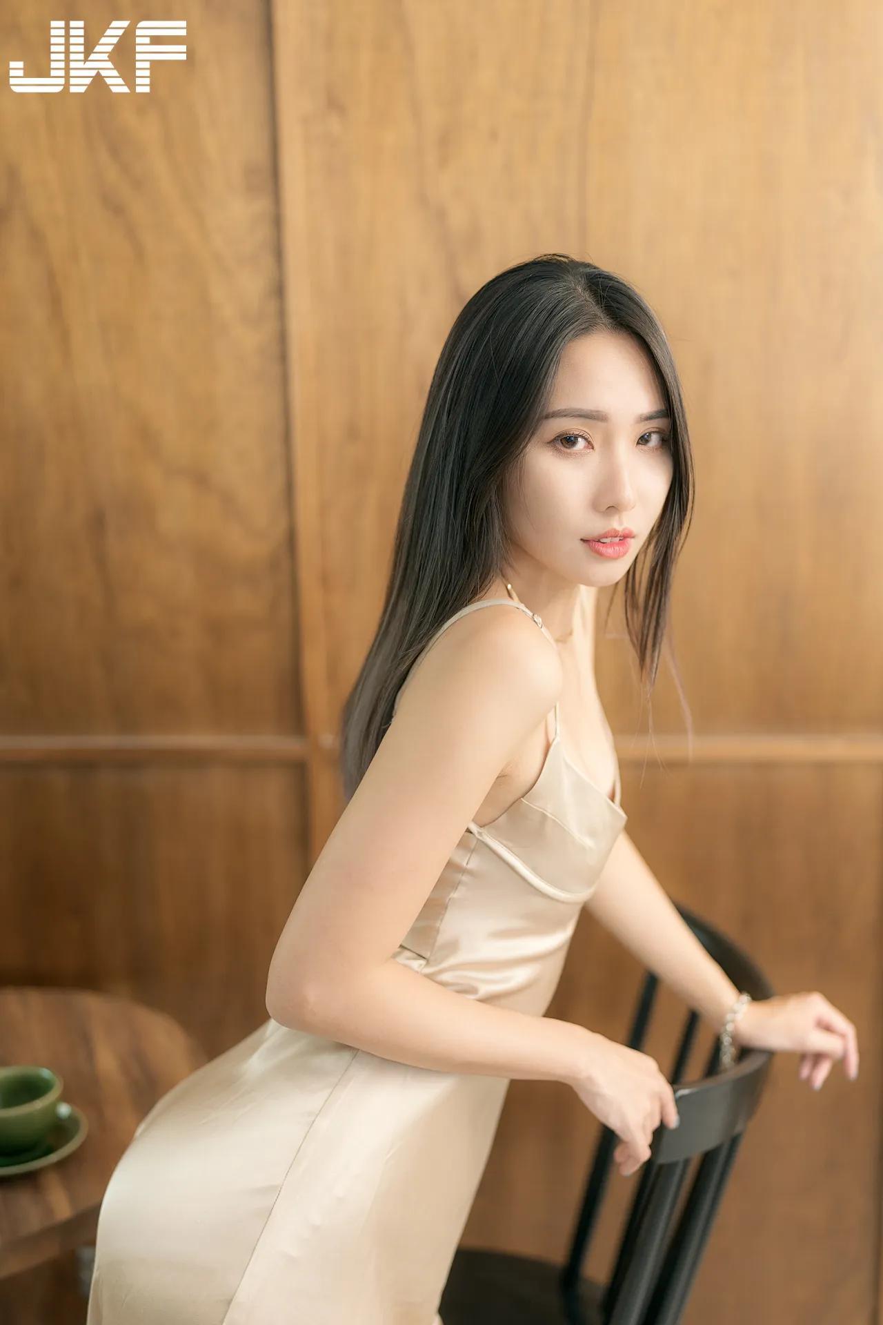 长腿正妹「Misty」洋装设计太性感，「低胸高衩」秀曼妙曲线好犯规(34)