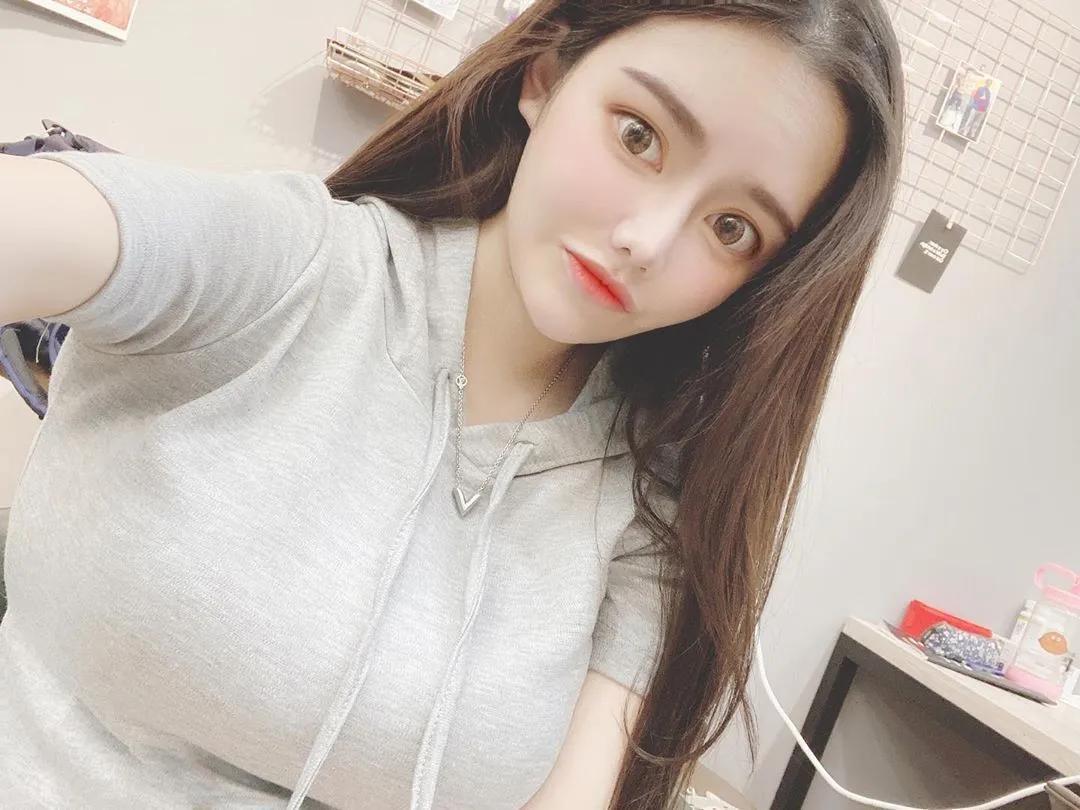 F级音乐才女「Queena 莙莙」不只让你耳朵怀孕 超凶深V线让你眼睛吃饱冰淇淋(13)