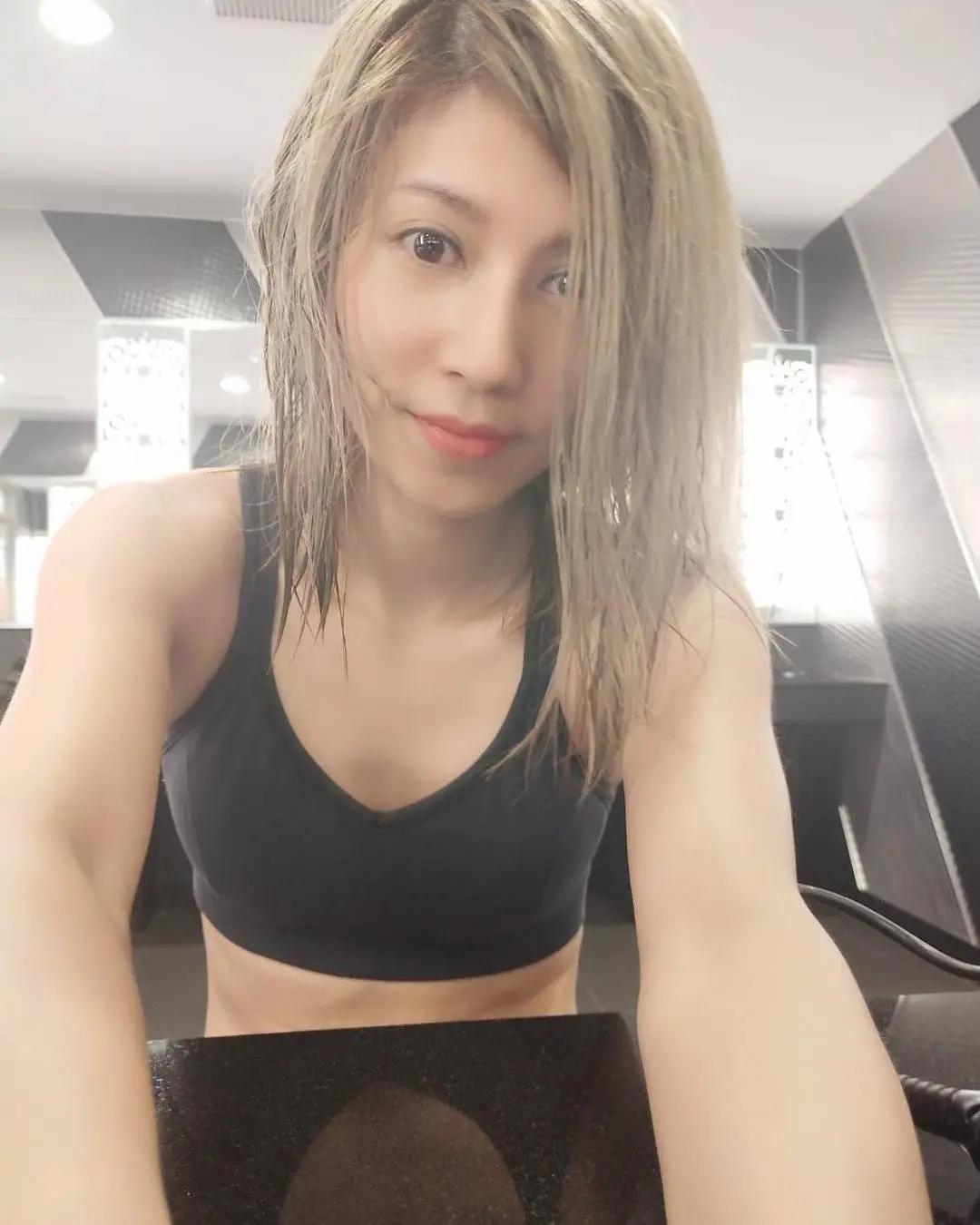 派派Vivi 衣服下藏极品乳量.....大获网友的关注(15)