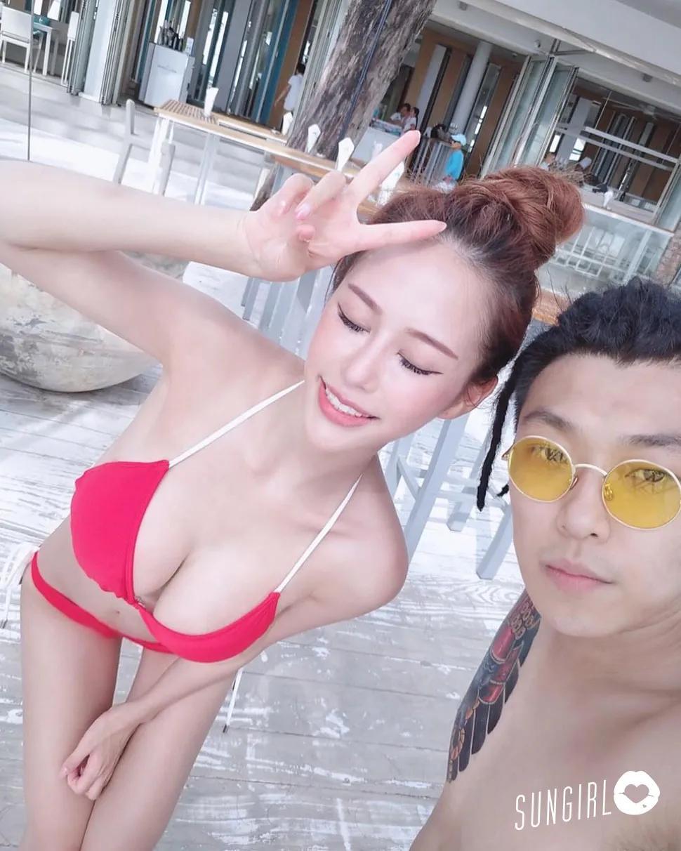 魂魂 张敖魂、穿深V傲人凶器不小心露出来，敲碗忍不住想要再往下滑！(4)