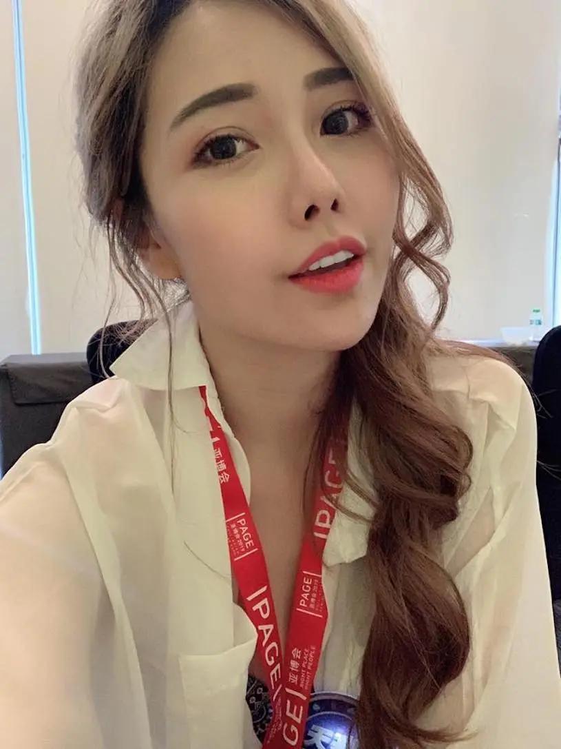 正妹直播主自拍展现「诱惑美乳」，低胸的深沟视角好迷人！