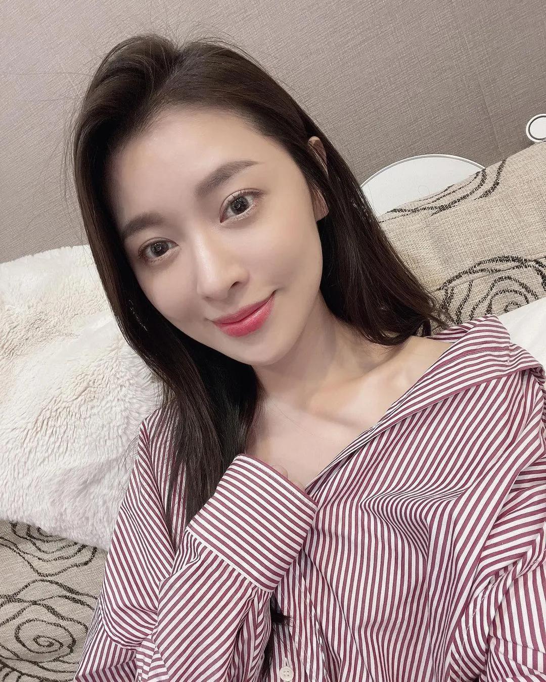 气质正妹「曼曼」清纯又甜美底子超级好，还有养眼超细纤腰！笑容太疗愈人心了！(21)