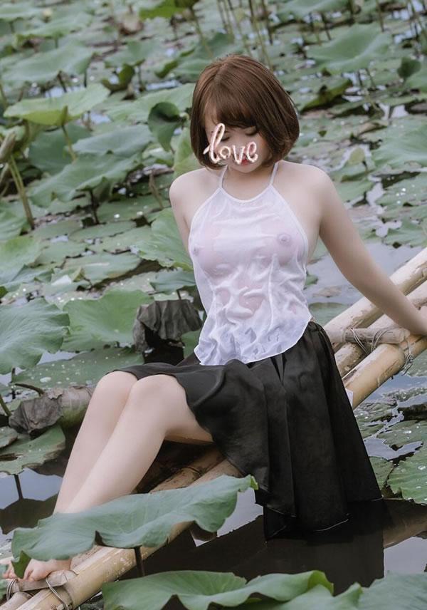 荷塘里的小美女无圣光写真如出水芙蓉
