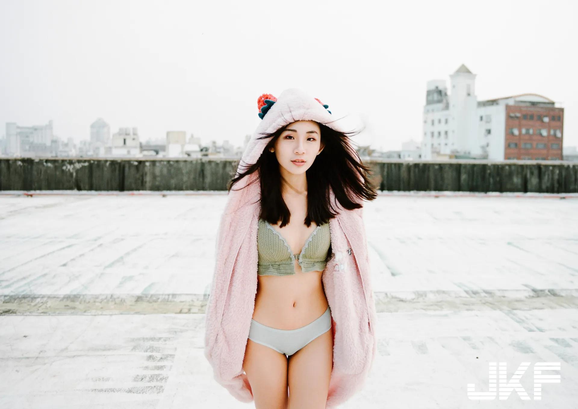 清秀可人的正妹「Hanna憨憨」天台大胆秀苗条身材，贴身底裤「曲线好迷人」！(121)