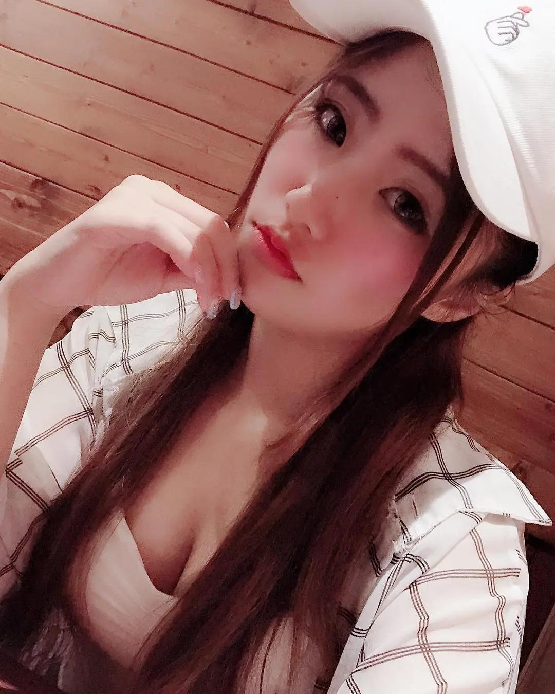 甜美正妹还有点辣！「娃比」水汪大眼美乳乍现，凹凸有致好身材让所有粉丝口水直流！-小湿妹图(11)