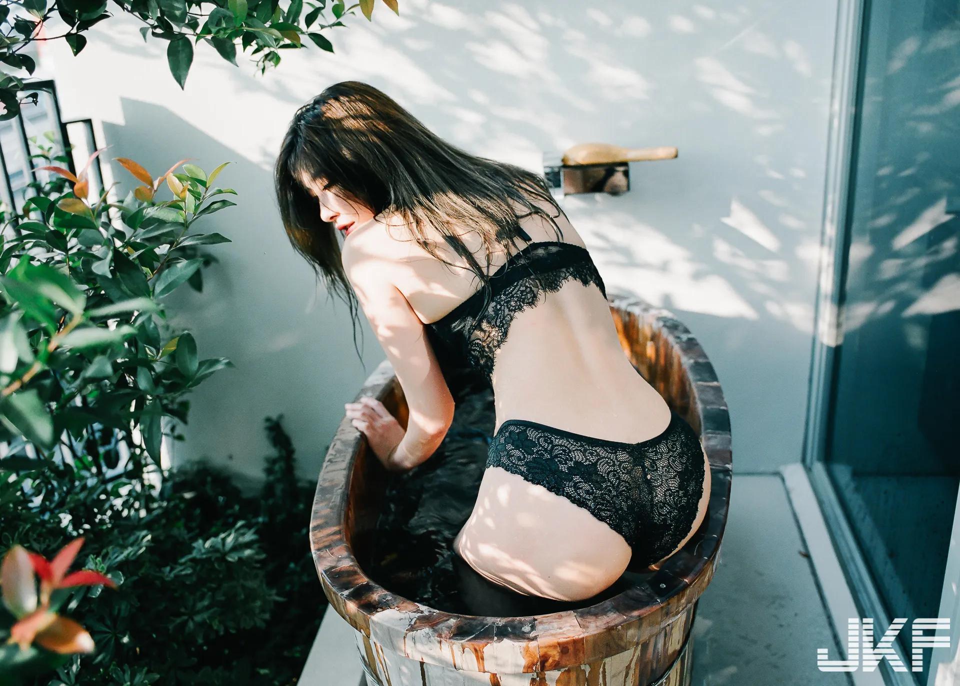 顶级高颜值天菜正妹「蔡旻君」美胸出水画面极致挑逗，情欲氛围无敌诱人！(14)