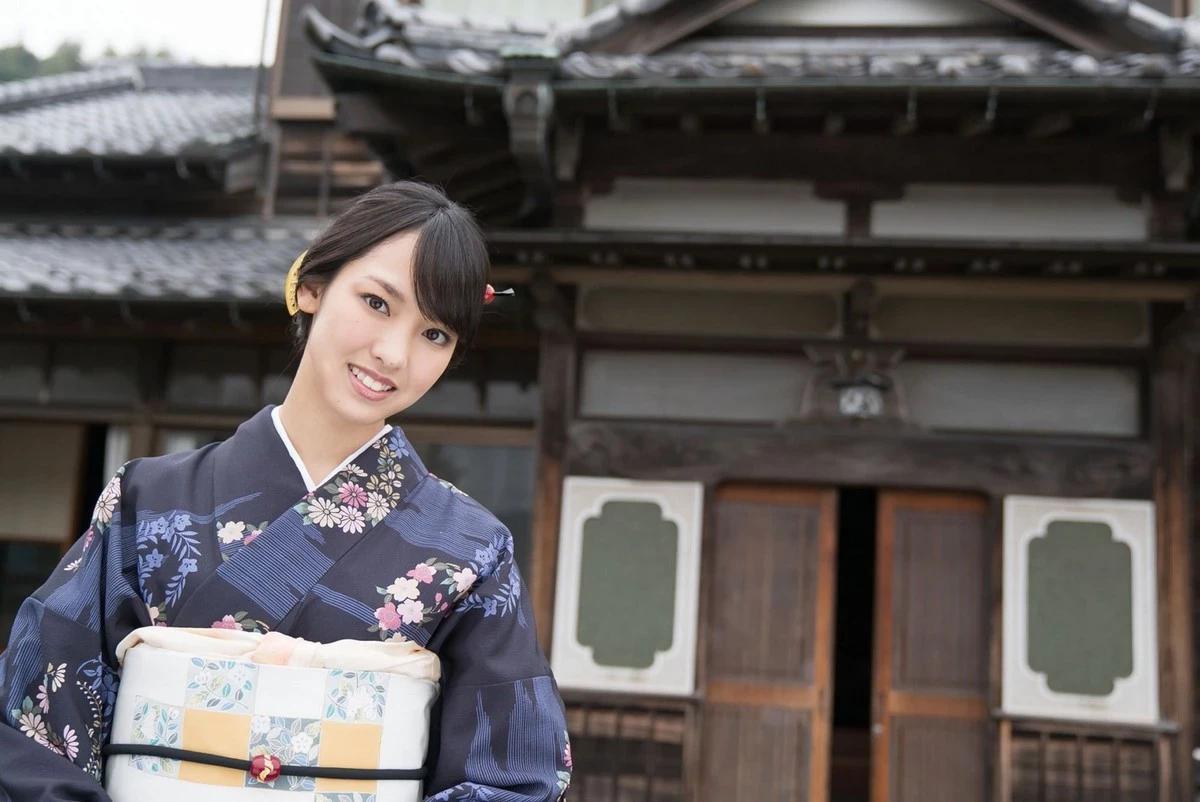 日本萌妹子飯窪春菜戶外和服主題私房內衣系列+紅色吊裙秀完美身材性感寫真98P(33)