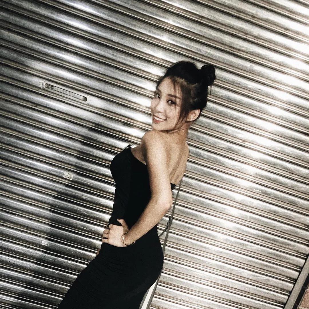 超正清新妹「JC」弯腰打招呼　浑圆白嫩长辈也一并见客！(7)