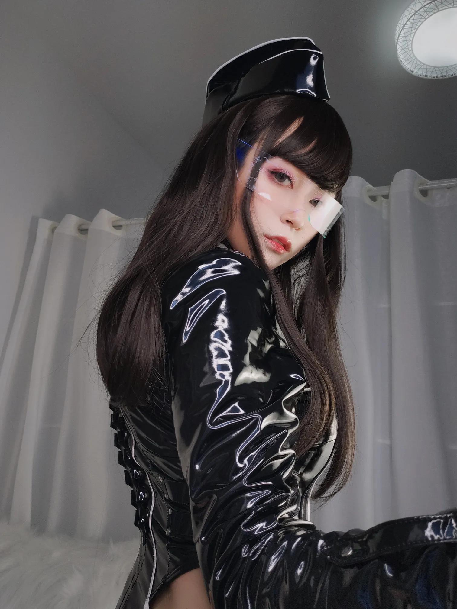 白银81《高衩胶衣》中胸大露挡不住乳香位(73)