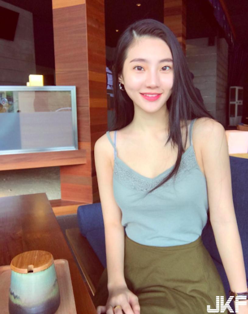 商场惊见「高颜值爆乳妹」，超深V乳沟「走路都好挺啊！」-小湿妹图(17)