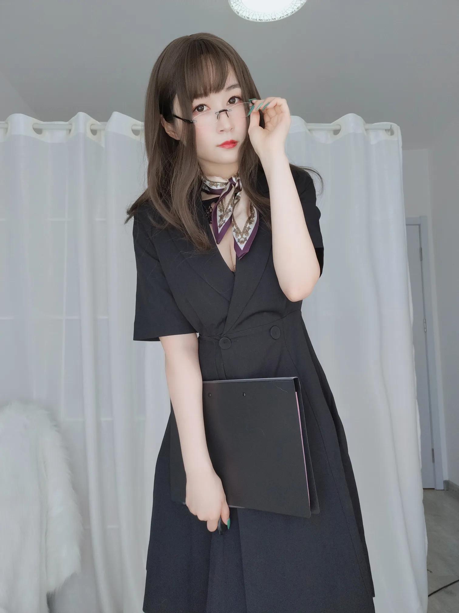 白银81《职场OL3》黑色吊带袜不容小看(37)