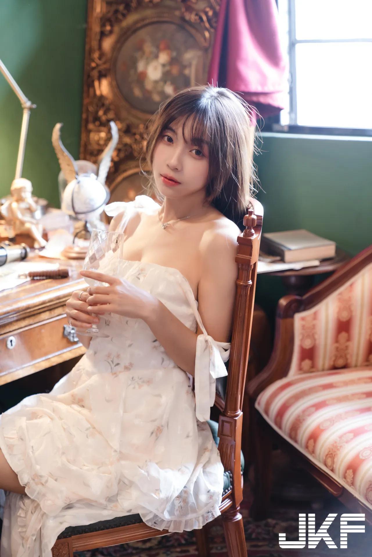 巨乳小画家「安然」休闲时刻！碎花小洋装「爆乳露美腿」好诱惑(6)