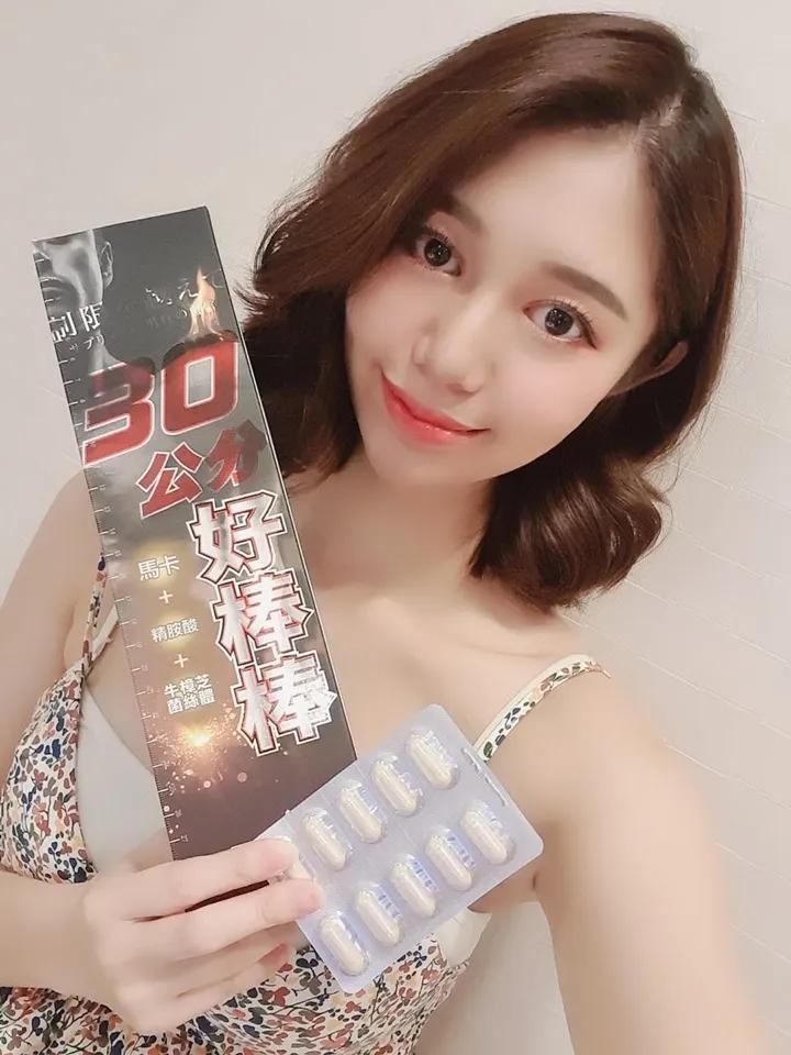 夹娃娃机前「热裤翘臀妹」出没！南半球天后万千千连背影也有「两颗球球」！(32)