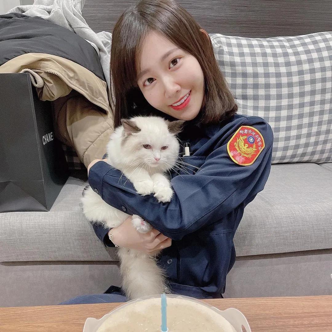 「甜味员警」大眼笑颜超吸睛，放假放「性感水蛇腰」毁灭治安-小湿妹图(2)