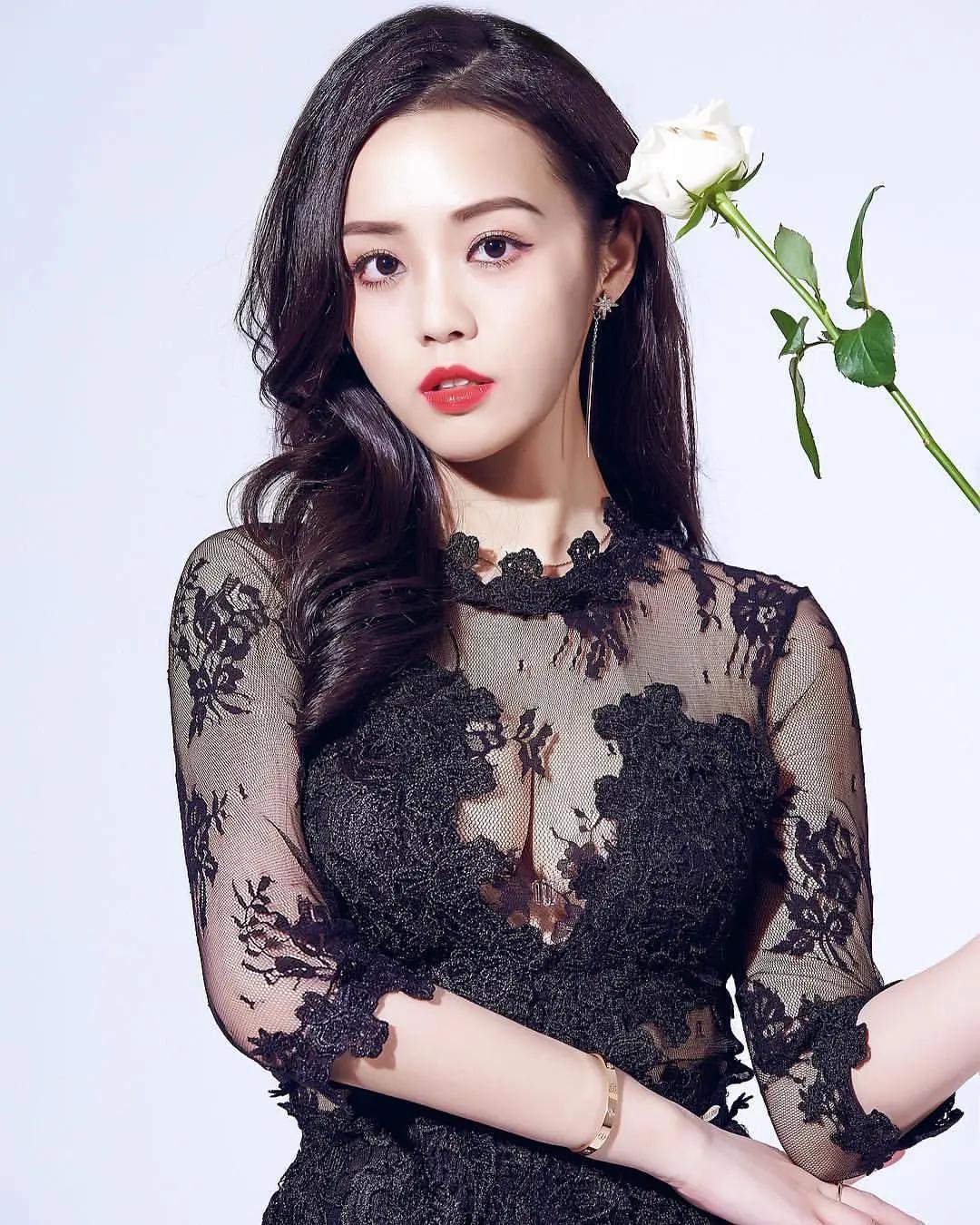 关关Debby中空透丝洋装挑战你的视觉冲击(11)